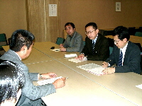 �ʐ^�F�e�[�u��������Ō������\��ōR�c����Q����