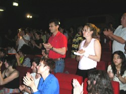 写真：立ち上がって拍手を送る観客